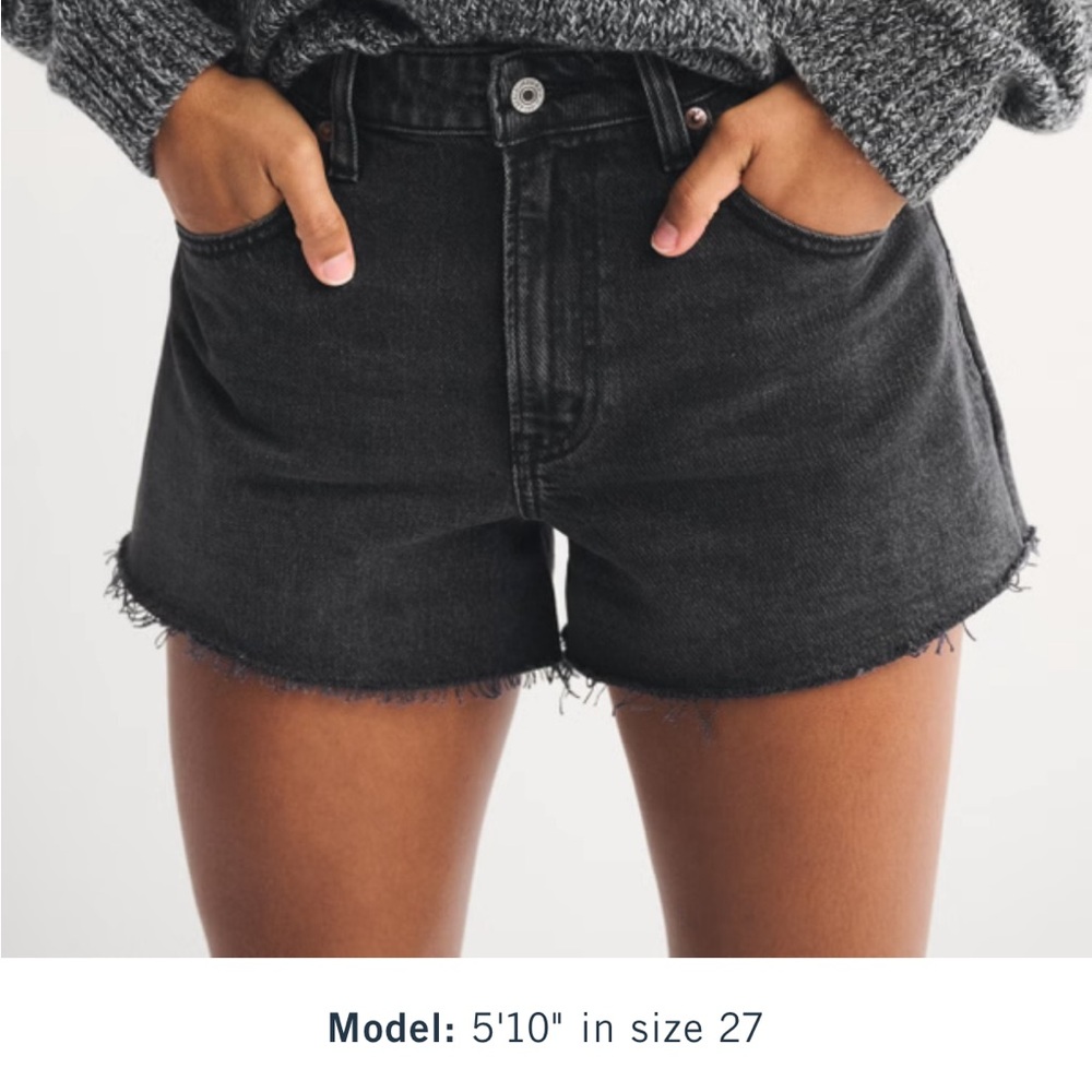 Abercrombie & Fitch The Mom Short
High Rise